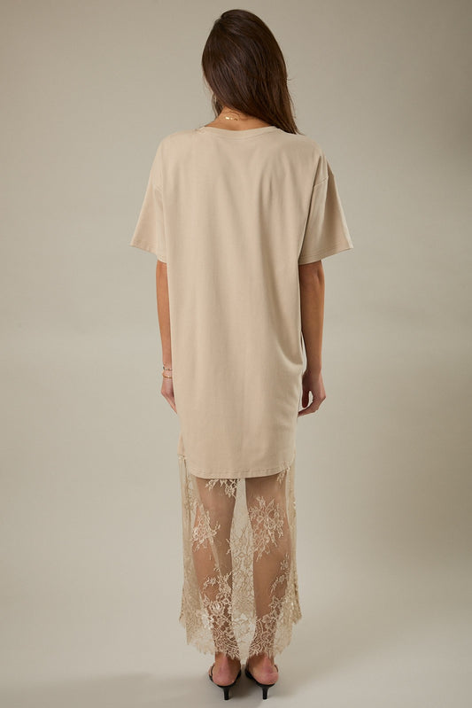 Taupe t-shirt dress with lace hem making it a maxi dress.
Sleeve land just above the elbows.
Round neck.