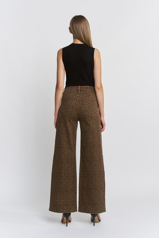 High waisted
Wide leg
Leopard print on brown denim
Stretch denim
Front and back pockets