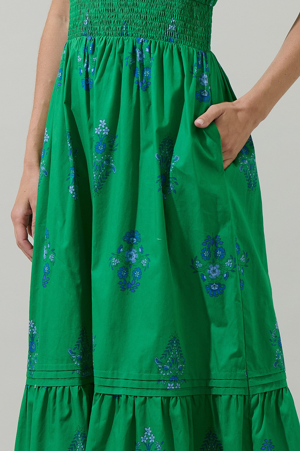 100% cotton poplin – soft but structured
Smocked waistline for a flattering fit
Hidden side pockets
Split neckline
Single tier pleated hem detail
Kelly Green with blue floral details 