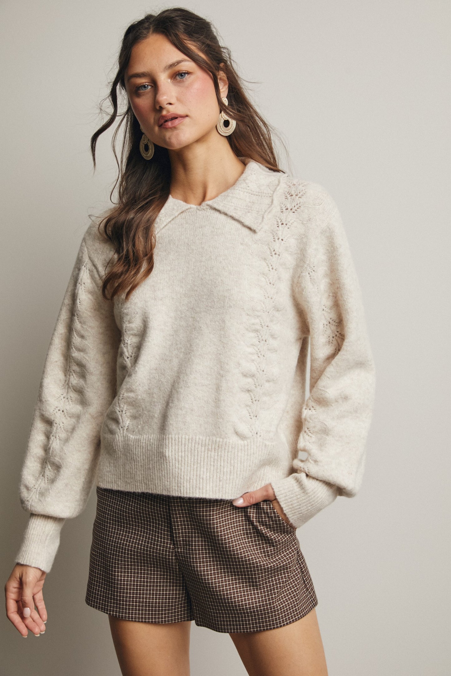 Soft Knit Fabric
Pointelle Detailing
Collared Neckline
Relaxed Silhouette
Balloon Sleeves
Ribbed Trim