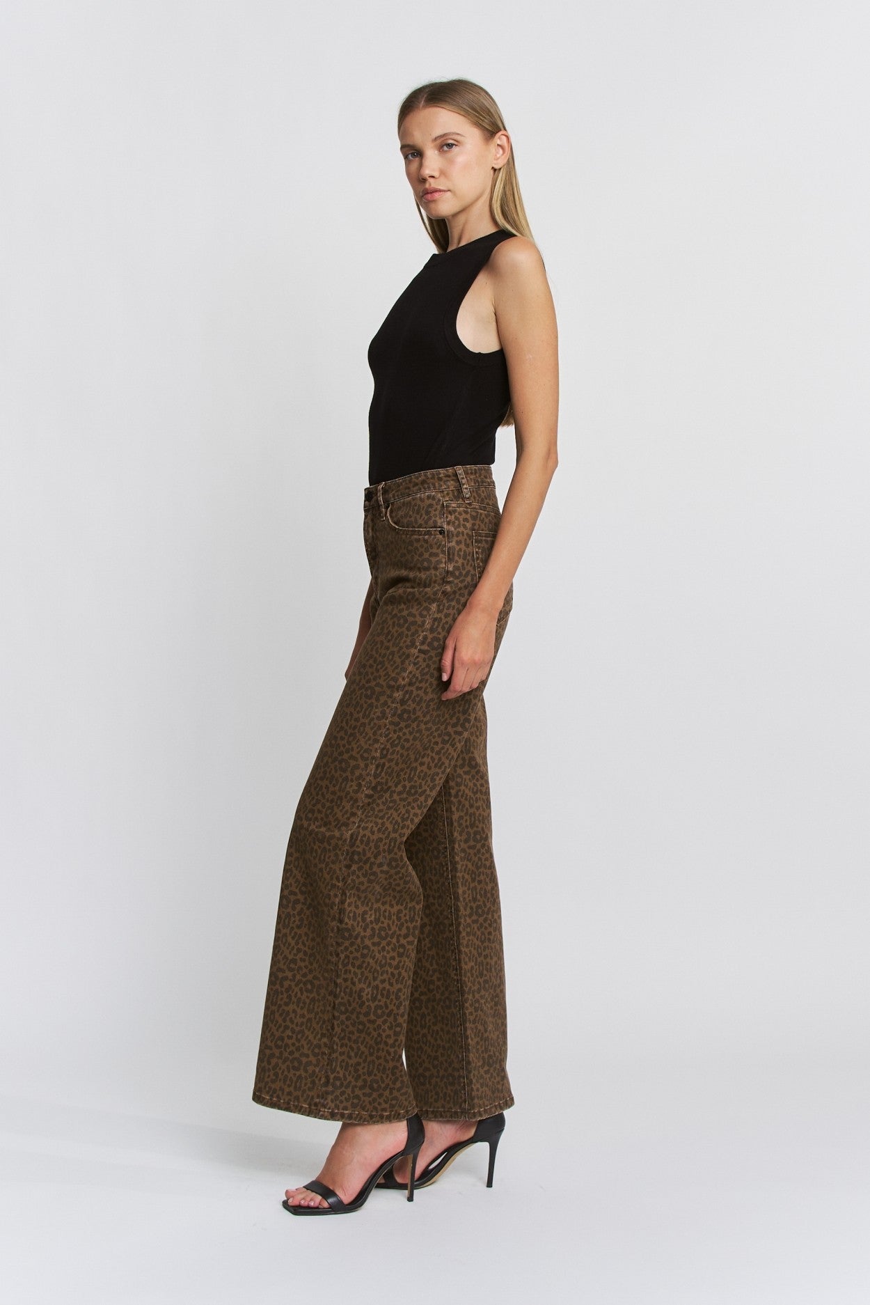 High waisted 
Wide leg
Leopard print on brown denim 
Stretch denim
Front and back pockets 