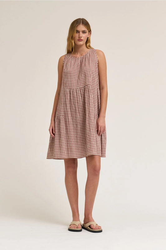 Sleeveless Gingham mini dress in dusty rose. With a round neck and a tie in the back. 