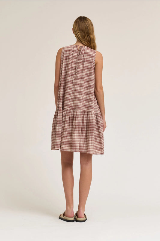 Sleeveless Gingham mini dress in dusty rose. With a round neck and a tie in the back. 
