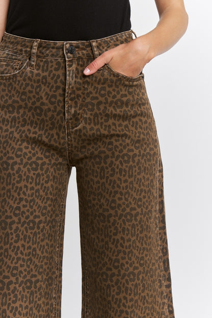 High waisted 
Wide leg
Leopard print on brown denim 
Stretch denim
Front and back pockets 